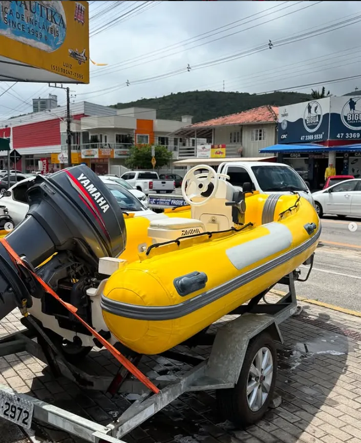 Embarcação depois da reforma completa de casco e flutuadores
